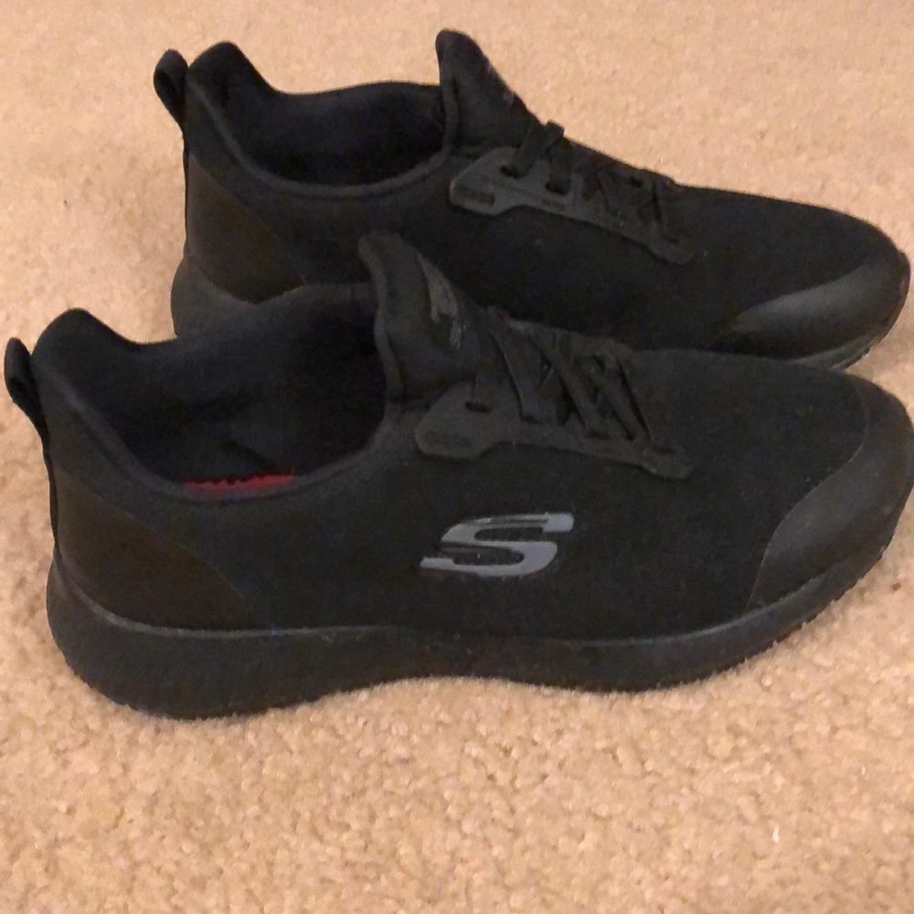 Black slip resistant work shoes